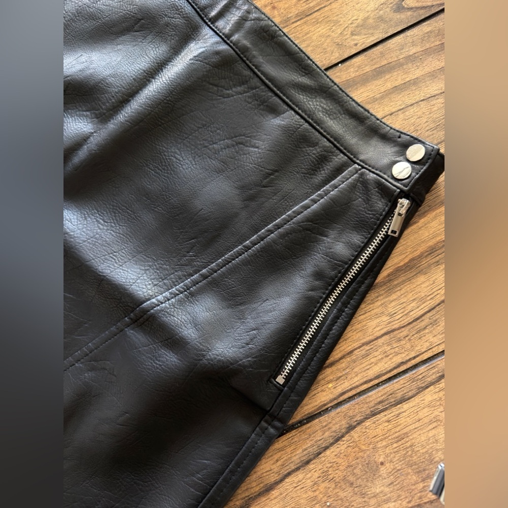Zara M Black Faux Leather Mini Skirt Moto Style Zipper Detail Classic Essential - Picture 8 of 13